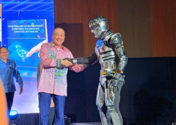 HAJIJI Noor semasa simbolik pelancaran Rangka Tindakan Transformasi Sulaman serta Aplikasi dan Buku Retrack di Kota Kinabalu, hari ini.