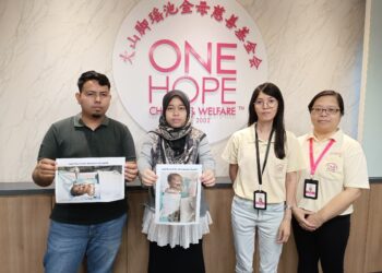 IBU bapa kepada Sayf Naufal iaitu Muhammad Syamil Ridzwan (kiri) dan Fatin Nadhirah Azizan (dua dari kiri) memohon bantuan orang ramai bagi membantu bayi mereka menjalani pembedahan jantung berlubang.