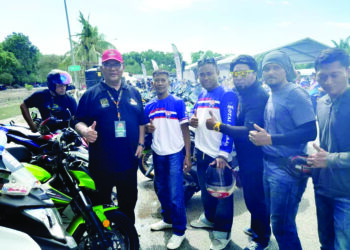 JEFRIDIN Atan (dua dari kiri) bergambar dengan sebahagian daripada penunggang motosikal yang menghadiri ‘Kukup Motorday’ sempena Festival D’Kukup 2,0 di Taman Negara Johor Tanjung Piai, Pontian