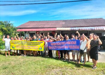 SEBAHAGIAN daripada penduduk yang terlibat dalam pengambilan tanah bagi projek pembinaan Lebuhraya Pan Island Link 2 (PIL2) di Permatang Damar Laut, Pulau Pinang turut hadir untuk memberikan sokongan kepada keluarga Pang Siew, semalam.