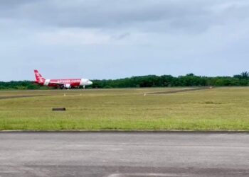 PESAWAT AirAsia yang berpatah balik akibat masalah enjin tiba di Lapangan Terbang Tawau, semalam