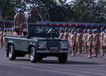 MOHAMMAD Ab Rahman memeriksa perbarisan pada Majlis Perbarisan Penganugerahan Pingat Perkhidmatan Negara Bangsa-bangsa Bersatu (PNBB) dan Pembubaran Malbatt 850-11 di Pusat Latihan Asas Tentera Darat (Pusasda), Port Dickson hari ini.-UTUSAN/NOR AINNA HAMZAH.