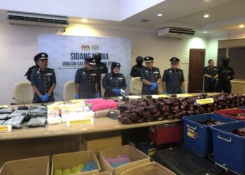 RAIZAM Setapa@Mustapa (tengah) menunjukkan sebahagian dadah yang disita melibatkan tiga kes berasingan pada bulan lalu dan awal bulan ini pada sidang akhbar di Cawangan Narkotik Ibu Pejabat JKDM, Kampung Jijan, Nilai, Seremban, hari ini.