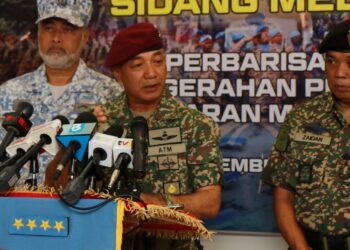 MOHAMMAD Ab Rahman pada sidang akhbar selepas Majlis Perbarisan Penganugerahan Pingat Perkhidmatan Negara Bangsa-bangsa Bersatu (PNBB) dan Pembubaran Malbatt 850-11 di Pusat Latihan Asas Tentera Darat (Pusasda), Port Dickson hari ini.-UTUSAN/NOR AINNA HAMZAH.