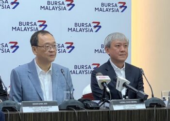 LEONG Chao Seong (kiri) dan Pengarah Eksekutif dan Pengarah Urusan Bukan Bebas TMK Chemical, Wong Kin Wah pada sidang media berikutan penyenaraian mereka di Pasaran Utama Bursa Malaysia.