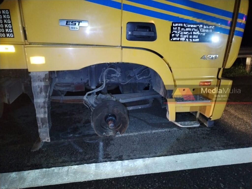 Bawa muatan lebih punca tayar lori tercabut Bawa muatan lebih punca tayar lori tercabut