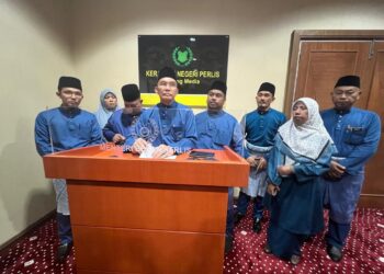 MOHD Shukri Ramli (lima dari kanan) selepas sidang Dewan Undangan Negeri (DUN) Perlis, hari ini. -UTUSAN/ASYRAF MUHAMMAD
