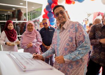 AHMAD Farhan ketika merasmikan pembukaan pusat dialisis Putra Renal Intervention & Dialysis Centre (PRINCE) yang bakal beroperasi Januari 2025.