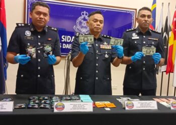 RAUB Selamat (tengah) menunjukkan dadah yang dirampas daripada dua lelaki dalam sidang akhbar di IPD JBS, Johor Bahru.