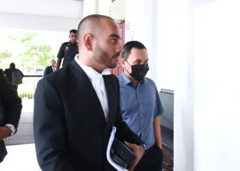 FIKRI (kanan) ditemani peguam Navin Punj mengaku tidak bersalah di Mahkamah Sesyen Kuala Selangor atas pertuduhan menyeleweng diesel bersubsidi.- FOTO/ AFIQ RAZALI