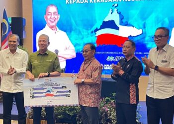FADILLAH Yusof melakukan simbolik penyerahan penyerahan projek-projek siap JPS kepada Timbalan Ketua Menteri, Datuk Seri Dr. Jeffrey Kitingan di Kota Kinabalu semalam.