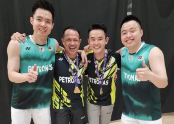 TAN Bin Shen (dua dari kanan) akan menyertai staf kejurulatihan Persatuan Badminton Hong Kong pada Februari depan.