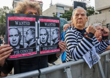 PENUNJUK perasaan membawa plakad mengutuk Perdana Menteri Israel, Benjamin Netanyahu dalam perhimpunan semasa perbicaraan rasuahnya di Mahkamah Daerah di Tel Aviv.- AFP