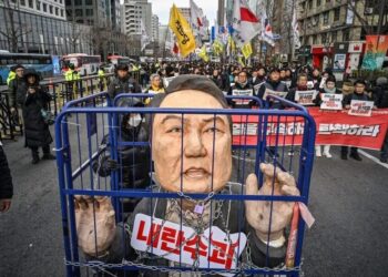 PENUNJUK perasaan daripada kumpulan buruh mengambil bahagian dalam protes menggesa penggulingan Presiden Yoon Suk-yeol di luar Dewan Bandaraya di Seoul, pada 12 Disember lepas.- AFP