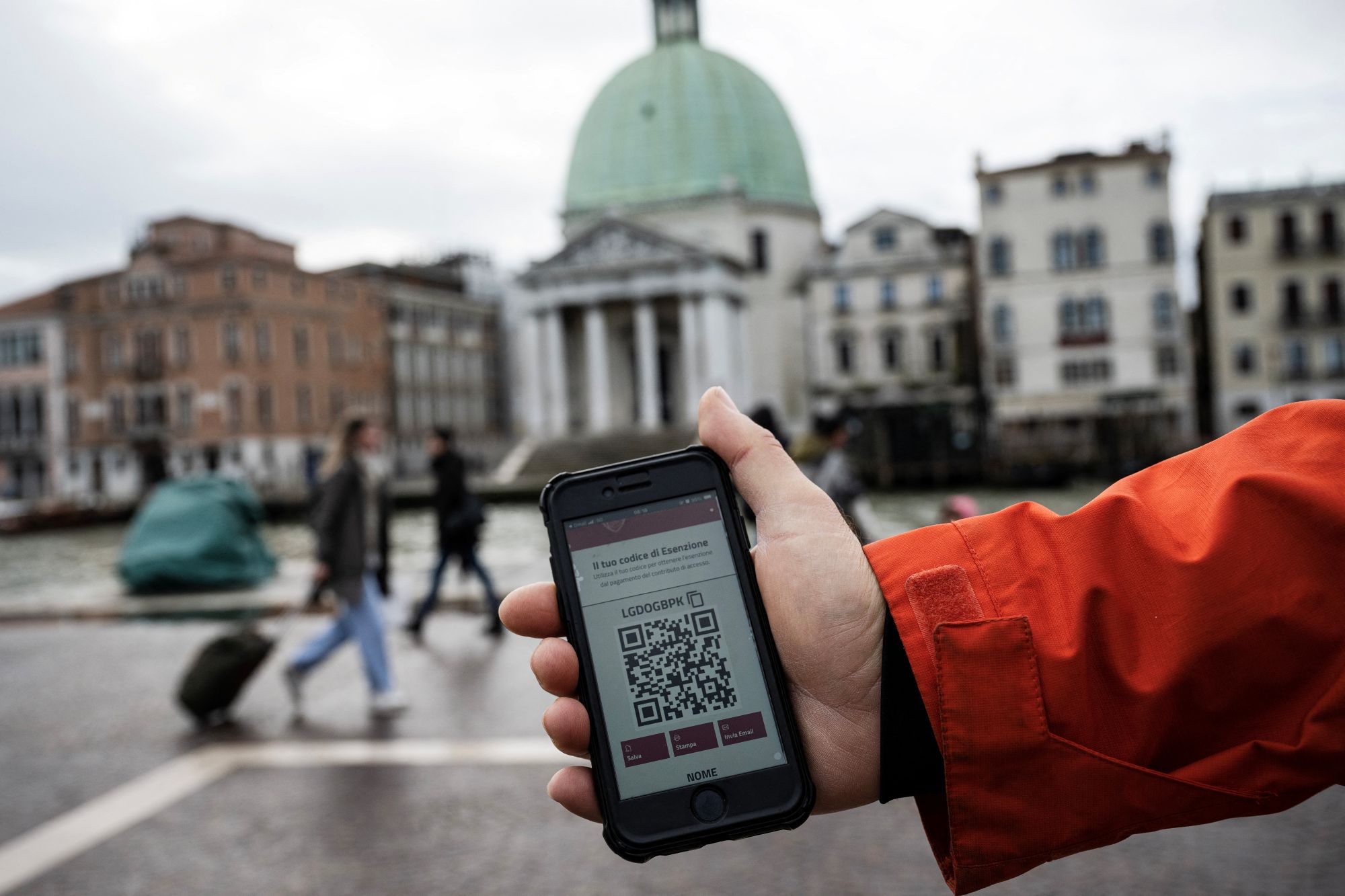 Kod QR bakal ganti kod bar produk menjelang 2027