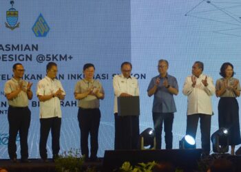 ANWAR Ibrahim (tengah) ketika hadir merasmikan Inisiatif Penang Silicon Design @5km+ di Bayan Baru, Pulau Pinang.-UTUSAN/IQBAL HAMDAN