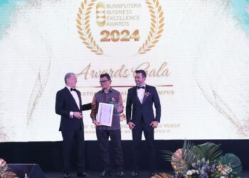 NOR HAIMEE Zakaria (tengah) bersama Anugerah Kecemerlangan Perniagaan Bumiputera (BBEA) 2024 yang disampaikan oleh Fadillah Yusof dalam satu majlis yang berlangsung di Hotel Sheraton Imperial, Kuala Lumpur.