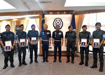 LIMA pegawai dan anggota dari Briged Tenggara Pasukan Gerakan Am (PGA) menerima Surat Penghargaan daripada Razarudin dalam satu majlis ringkas yang diadakan di Ibu Pejabat Polis Diraja Malaysia Bukit Aman, di sini, petang tadi.