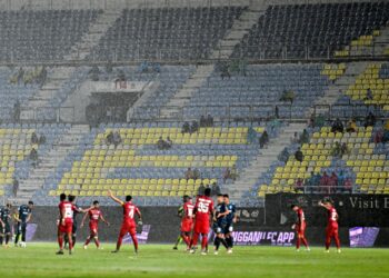 KEHADIRAN penonton semakin berkurangan untuk menyaksikan perlawanan Liga Malaysia di Stadium Sultan Mizan Zainal Abidin, Kuala Nerus. - UTUSAN/PUQTRA HAIRRY ROSLI