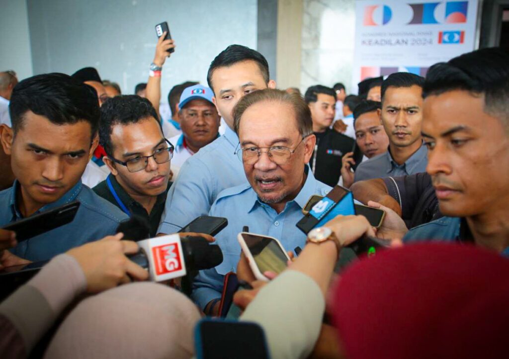 Tengku Zafrul ‘minat’ sertai PKR Tengku Zafrul ‘minat’ sertai PKR