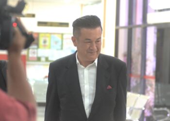 CHAN Eng Leong (kanan) dilepas dan dibebaskan oleh Mahkamah Sesyen, Butterworth, Pulau Pinang hari ini atas pertuduhan meminta dan menerima rasuah lebih RM600,000 daripada seorang ahli perniagaan lain, lima tahun lalu.-UTUSAN/IQBAL HAMDAN
