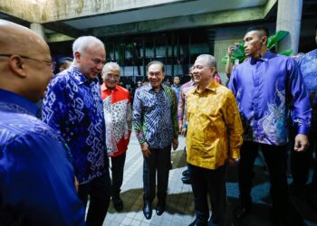 ANWAR bersama Sultan Nazrin ketika menghadiri majlis malam tadi
