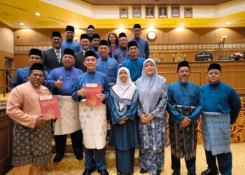 MOHD Shukri Ramli (lima dari kanan) menunjukkan dokumen Belanjawan 2025 Perlis sebelum pembentangan belanjawan itu di Dewan Undangan Negeri (DUN) Perlis, hari ini. -UTUSAN/ASYRAF MUHAMMAD