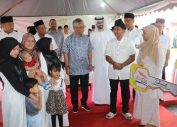 AL SULTAN ABDULLAH Ri`ayatuddin Al-Mustafa Billah Shah menyampaikan replika kunci rumah Ru’RASA kepada keluarga Suzaini Bachik di Kampung Bukit Lada, Kerdau di Temerloh, Pahang. – utusan/SALEHUDIN MAT RASAD
