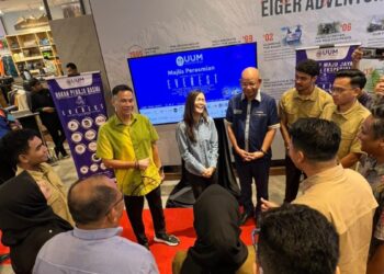 TUNKU Mahkota Kedah, Tunku Shazuddin Ariff Sultan Salehuddin (kiri) beramah mesra bersama peserta ekspedisi 4 Dekad UUM di sini, hari ini