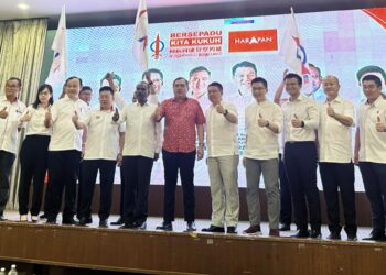 ANTHONY Loke (tengah) pada  Jamuan Pengumpulan Dana Bangunan DAP Parlimen Batu Gajah di Dewan Konvensyen Pusing di Batu Gajah  semalam. - UTUSAN/LIYANA RAMLI