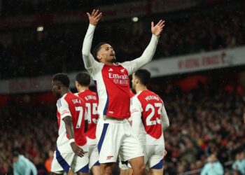 Pemain pertahanan Arsenal, William Saliba meraikan jaringan kedua menentang Manchester United di Emirates, pagi ini. - AFP