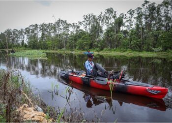 PESERTA  Kayak Fishing menunjukkan kemahiran mereka pada Karnival Ban Canal di Sabak Bernam, Selangor. – UTUSAN/SADDAM YUSOFF
