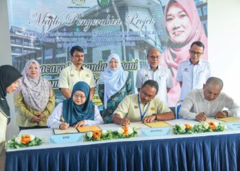 FADHLINA Sidek (berdiri tengah) menyaksikan sesi menandatangani 
dokumen penyerahan projek semasa Program Ziarah Madani Sekolah 
Menengah Kebangsaan Agama Zon Utara Tahun 2024 di SMKA Arau, 
Perlis semalam.  UTUSANIZLIZAN OTHMAN