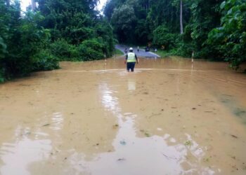 LALUAN Lipis-Jerantut dekat Kampung Tanjung Buluh di Lipis, Pahang yang dinaiki air namun masih boleh dilalui kenderaan ringan.