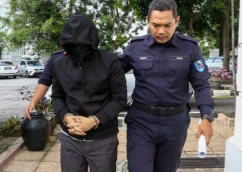 MOHD. Nazri Abdul Razak tiba di Mahkamah Tinggi Ipoh bagi perbicaraan kes bunuh yang dihadapi beliau, semalam. – UTUSAN/MUHAMAD NAZREEN SYAH MUSTHAFA