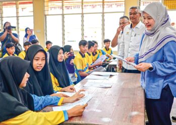 FADHLINA Sidek   beramah mesra dengan pelajar ketika mengadakan lawatan kerja di Sekolah Menengah Kebangsaan Kuala Jengal, Dungun, Terengganu, semalam. - UTUSAN/PUQTRA HAIRRY ROSLI