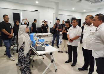 SAFUAN Raba’ai (tiga dari kanan) mendengar penerangan tentang pendidikan yang disediakan di pusat tuisyen Serambi Khalid di Kuala Kangsar kelmarin. – UTUSAN/FADZIL ZAINOL