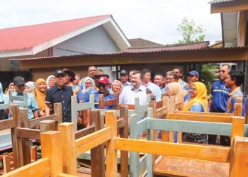 AMIR Hamzah Azizan meninjau kerja-kerja pembersihan oleh Skuad Ihsan Madani di SK Lengkuas, Alor Setar, Kedah semalam.
