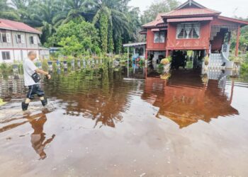 KEADAAN banjir termenung di Kampung Pulau Juar, Kampung Gajah dekat Pasir Salak, Perak sejak tiga minggu lalu.  – UTUSAN/AIN SAFRE BIDIN