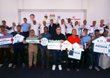 NGA Kor Ming (baris belakang, tengah)  bersama penerima pada Majlis Penyerahan Kunci Residensi Port Dickson, Negeri Sembilan sempana Program Sentuhan Kejayaan KPKT 2024 di Port Dickson semalam.