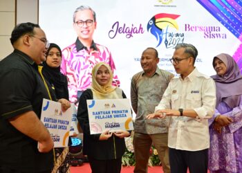 FAHMI Fadzil beramah mesra dengan pelajar yang menerima Bantuan Prihatin Pelajar UniSZA pada Program Jelajah Hawana 2024 di Kuala Nerus, Terengganu, semalam. – UTUSAN/PUQTRA HAIRRY ROSLI