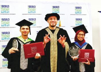 Pro-Canselor AIU. Sonny Bill Williams (tengah) bersama Fazlina Muhammed Amin Yeap dan Nyi Nyi Nay Naing yang menerima anugerah masing-masing pada Majlis Konvokesyen Keempat AIU di Alor Setar, semalam. - UTUSAN/ SHAHIR NOORDIN