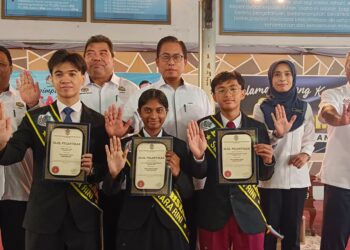 AZMAN Adnan (tengah) bersama Duta Sahsiah, Diong Chuan Xuan (depan, kiri), B. Shavittaasri Nair (tengah) dan Muhammad Hadif Imran Helmee (kanan) pada program Kepimpinan Madani: Hentikan Salah Laku Buli dan Seksual di SMK Mutiara  Rini, Johor Bahru semalam.
