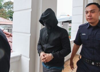 MOHD. Nazri Abdul Razak di Mahkamah Tinggi Ipoh semalam bagi menghadiri perbicaraan. – UTUSAN/MUHAMAD NAZREEN SYAH MUSTHAFA