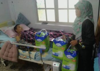 AZIZAH Senon menyumbangkan barangan keperluan kepada penduduk yang menderita penyakit di Tapah, Perak.