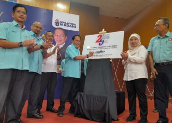 AHMAD Maslan menandatangani plak perasmian Karnival Kemahiran Kerjaya dan TVET Pembinaan di Dewan Jubli Intan, Pontian di Johor semalam.