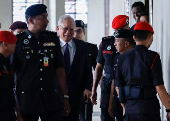 BEKAS Perdana Menteri, Datuk Seri Najib Tun Razak hadir ke Mahkamah Tinggi Kuala Lumpur pada hari pertama proses bela diri berkaitan kes 1MDB, di sini hari ini. Foto: SHIDDIEQIIN ZON
