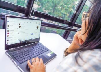 PERLESENAN platform media sosial merupakan langkah proaktif kerajaan untuk menangani isu-isu penting seperti penipuan dalam talian dan penyebaran berita palsu, namun pastikan ia tidak menjejaskan kebebasan bersuara dan hak asasi rakyat.