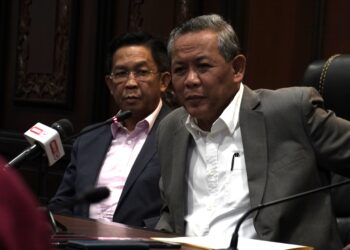 AMINUDDIN Harun pada sidang akhbar selepas mempengerusikan Mesyuarat Mingguan Exco di Wisma Negeri, Seremban hari ini.