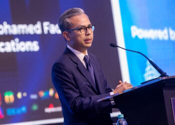 FAHMI Fadzil  berucap pada Majlis Perak Economic Outlook 2025 di Ipoh hari ini. - UTUSAN/MUHAMAD NAZREEN SYAH MUSTHAFA